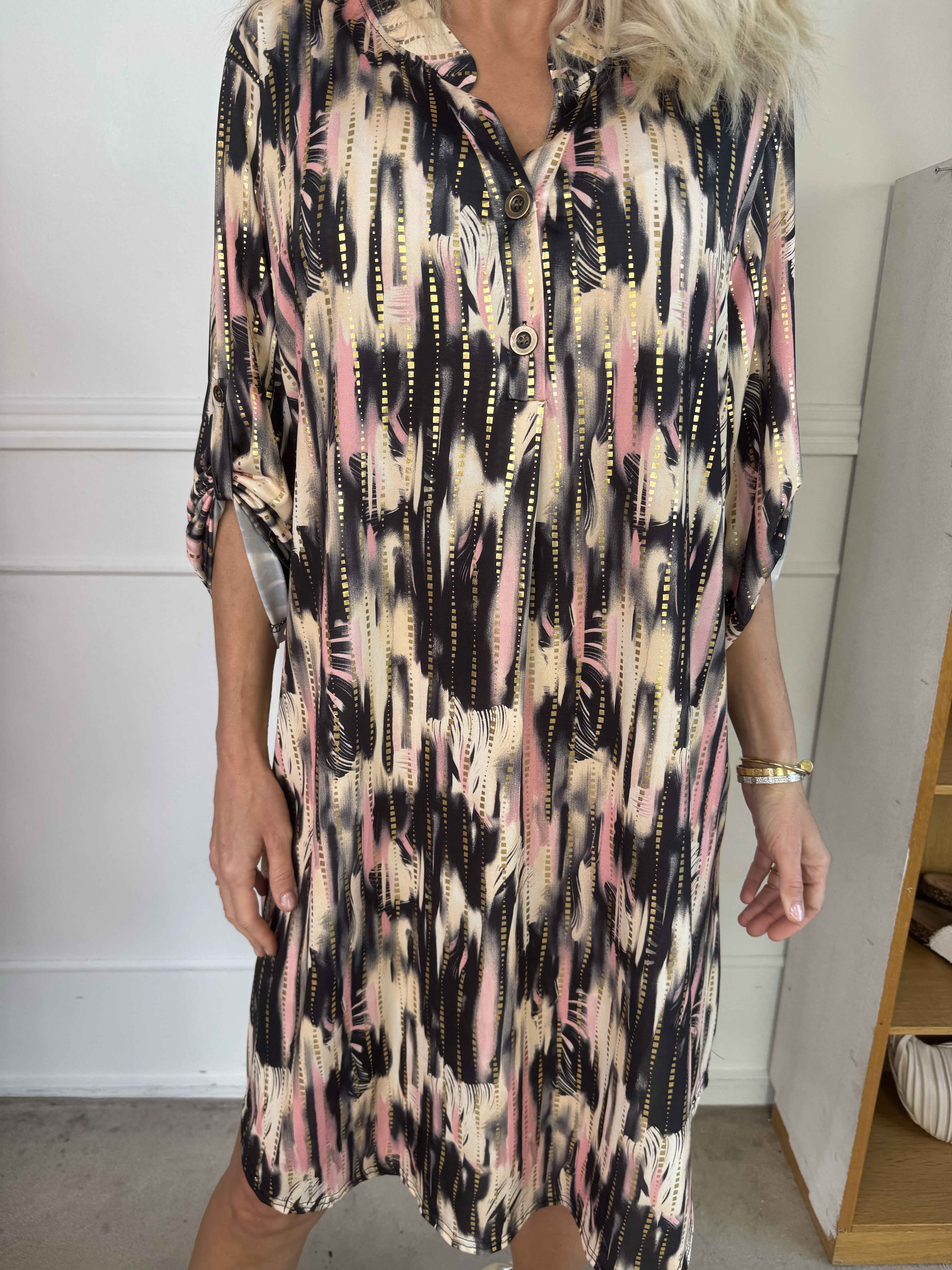 Ebba Pattern Long - Elastisk mönstrad klänning med gulddetaljer